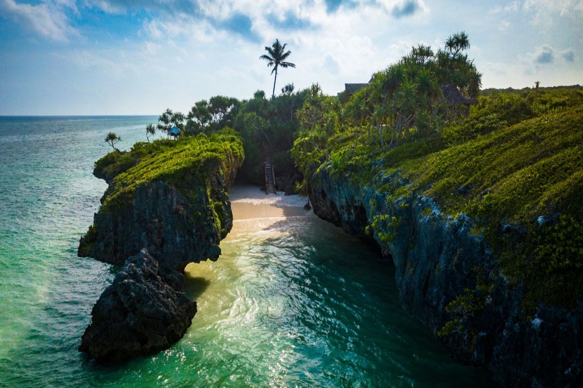 Skrytá pláž Zanzibar medzi útesmi