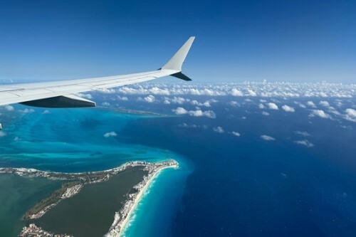 Pohľad na slnečný Cancún z lietadla