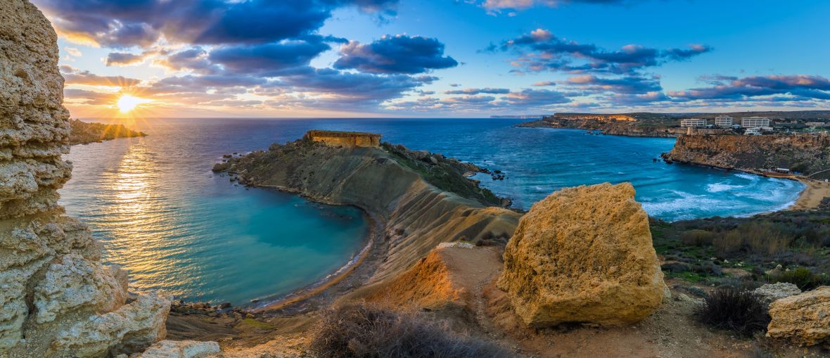 Panoráma zálivu Gnejna a Glden Bay, Malta