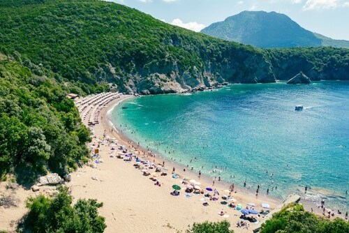 Vychutnajte si Kráľovninu pláž v Canj v Čiernej hore